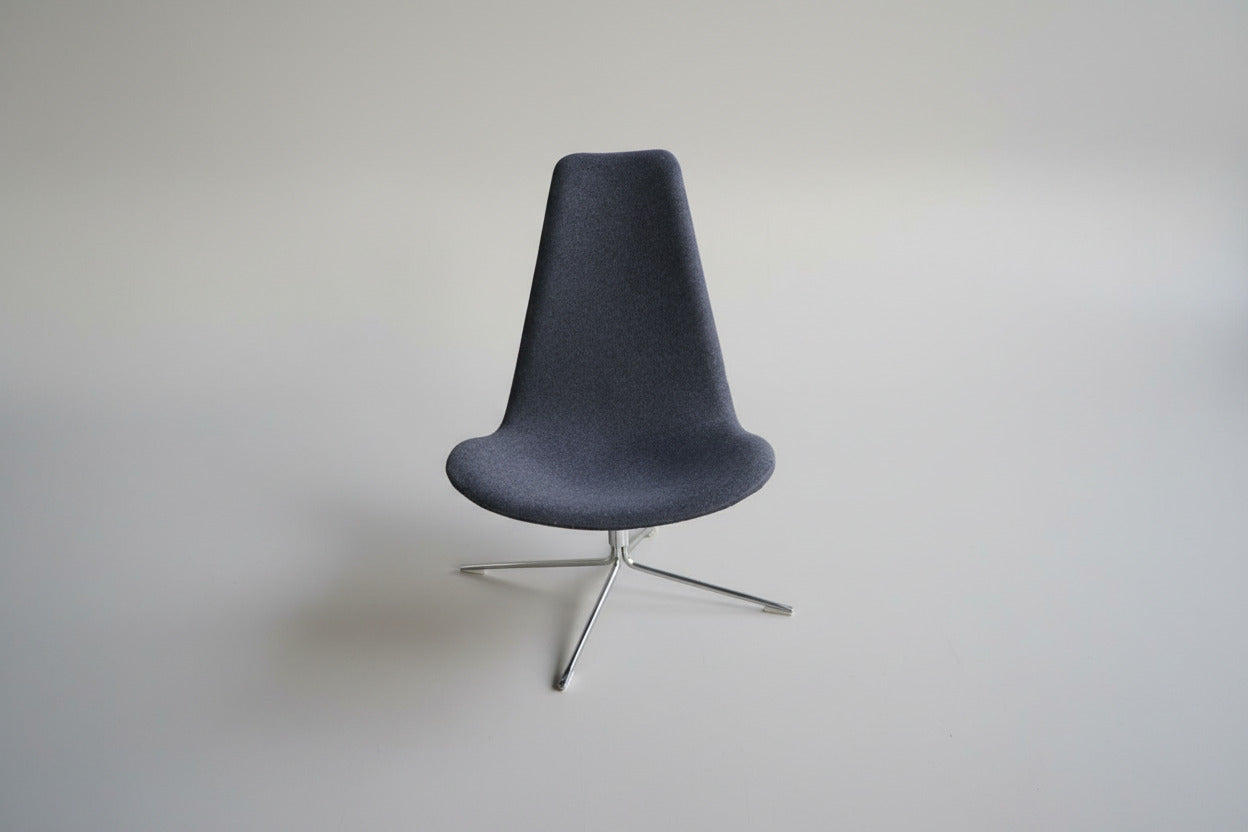 Offecct loungestol i grå uld set forfra med elegant krom stel og 40 cm siddehøjde.